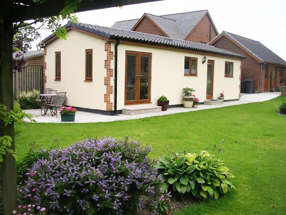 Coastal Garden Lodge Preesall Екстер'єр фото